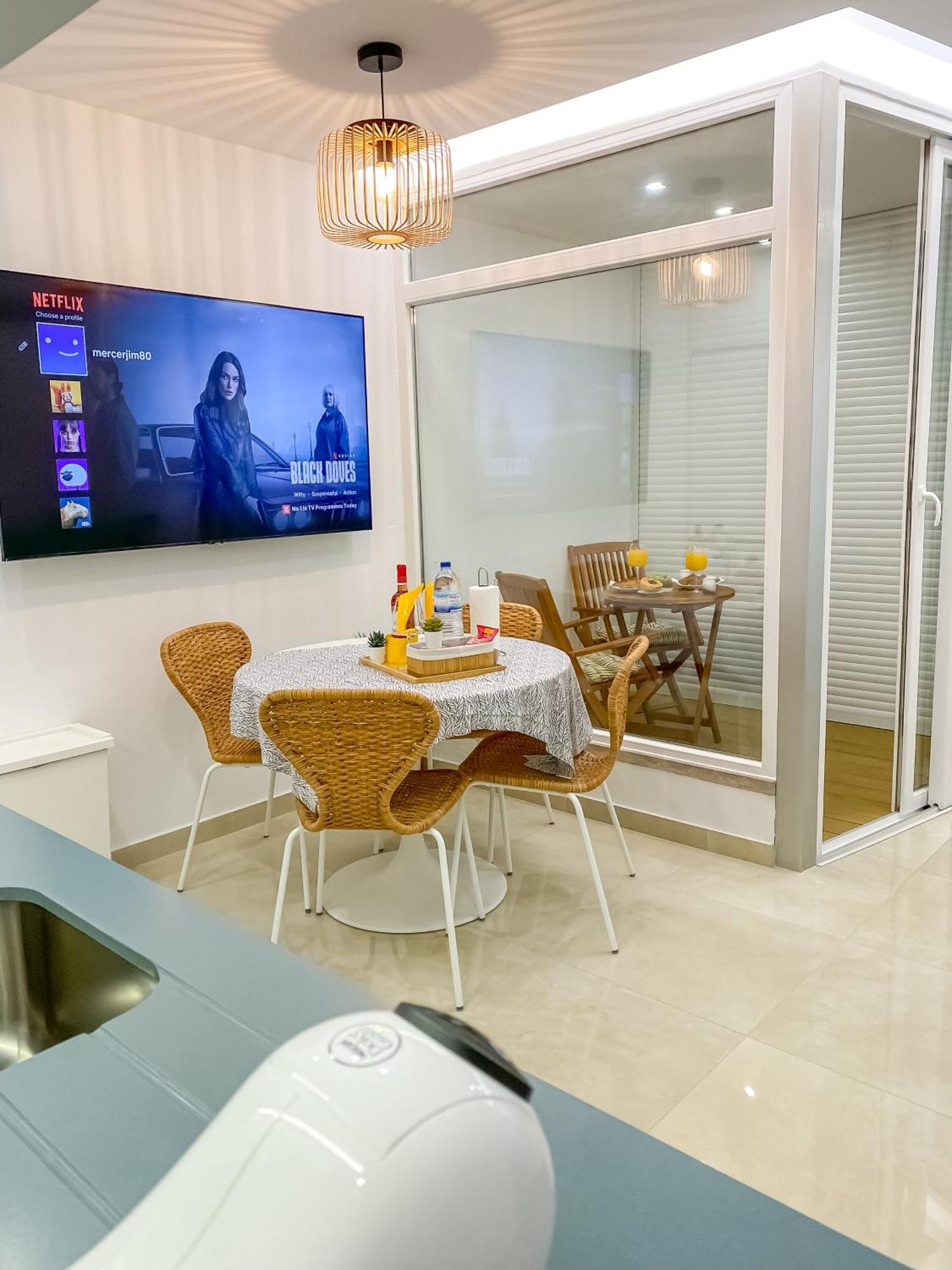 Luxury 2 Min Beach With Balcony, Ocean View, Wifi, Ac, Smarttv Portimão Eksteriør bilde